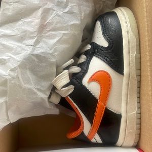 Infant glow in the dark Nike dunks size 4c